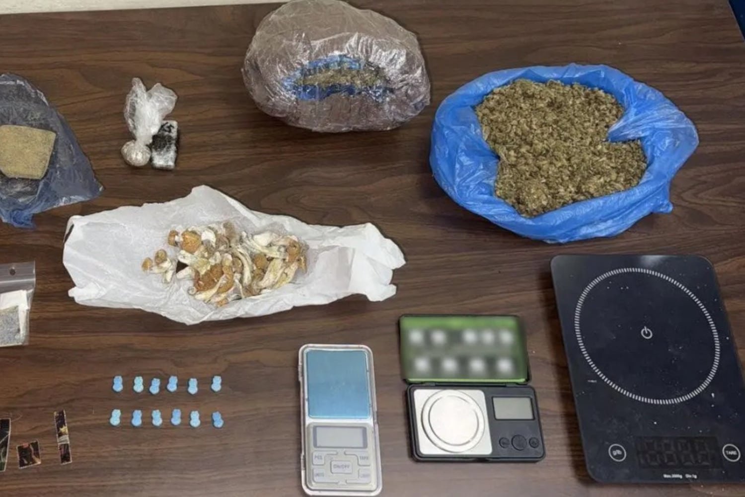 Σύλληψη για Ναρκωτικά στον Άγιο Παντελεήμονα: 50χρονη Βρέθηκε με LSD, Μανιτάρια και Άλλες Ουσίες