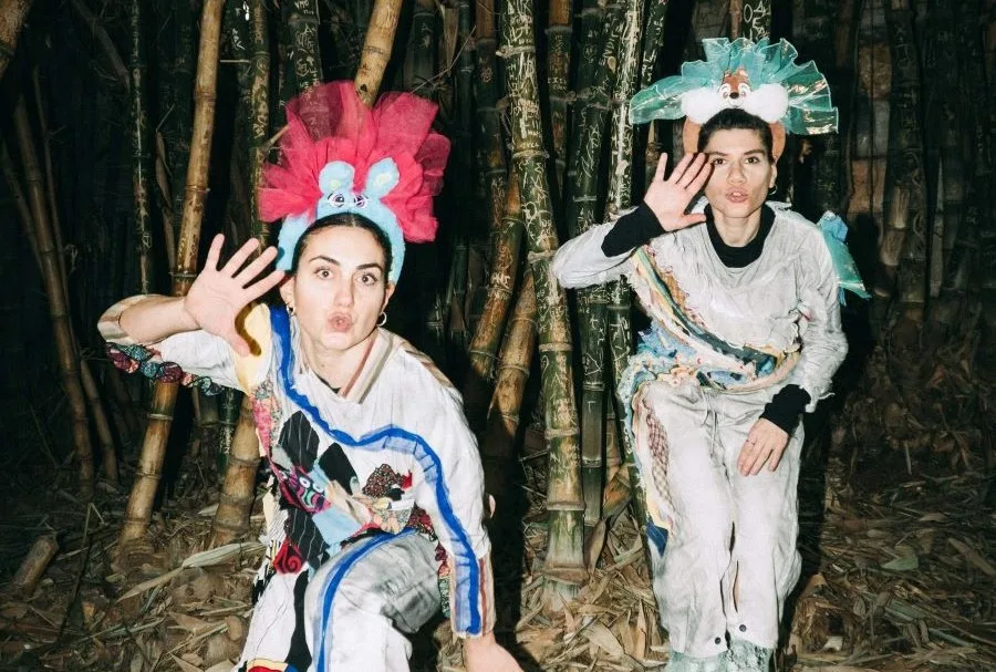 «AMFI: Ένα Αντισυμβατικό Ντουέτο»: Η Σάτιρα Συναντά τον Σύγχρονο Χορό στο Θέατρο Ροές