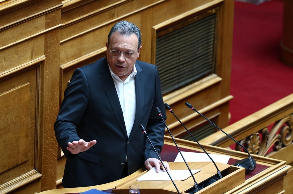 Φάμελλος: Η Ελλάδα αντιμέτωπη με μείζονα πολιτική κρίση λόγω διαφθοράς και παραβιάσεων του κράτους δικαίου