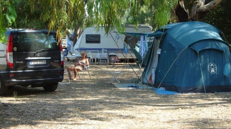 Σκιάθος: Συλλήφθηκαν δύο άτομα για παράνομη κατασκήνωση και ρύπανση περιβάλλοντος κοντά στο αεροδρόμιο
