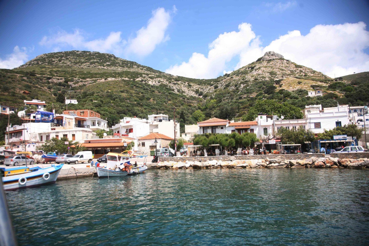 Συνελήφθη στην Ικαρία Άνδρας με Μεγάλη Ποσότητα Όπλων: Αεροβόλα, Καραμπίνες και Βαλλίστρα Κατασχέθηκαν