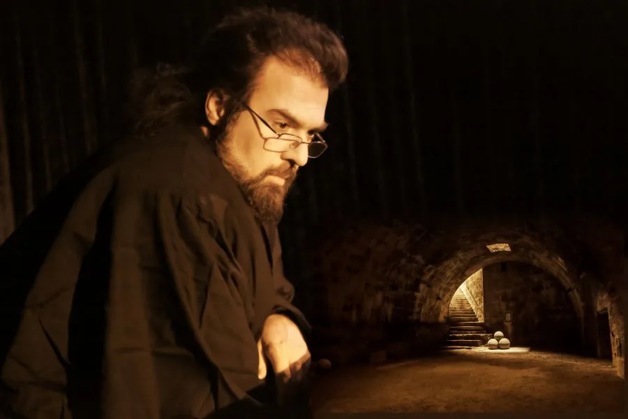 «Ο Μέγας Ιεροεξεταστής»: Το αριστούργημα του Ντοστογιέφσκι ζωντανεύει στο Θέατρο Αλκμήνη