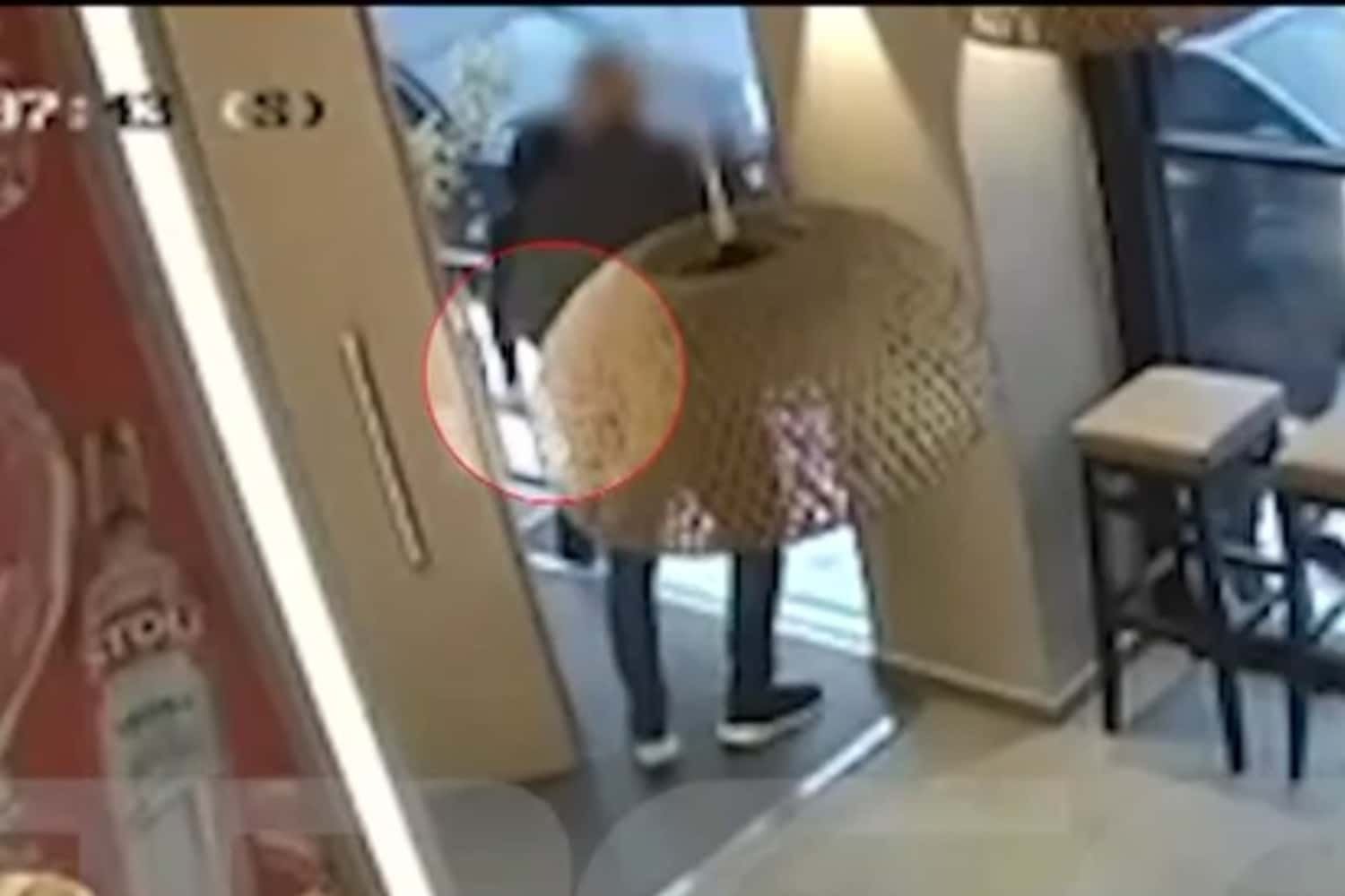 Συγκλονιστικό Βίντεο Από το Ηράκλειο: Η Στιγμή της Επίθεσης στον Πορτιέρη Από Οπλισμένους Κουκουλοφόρους, Αφού Τους Αρνήθηκε την Είσοδο