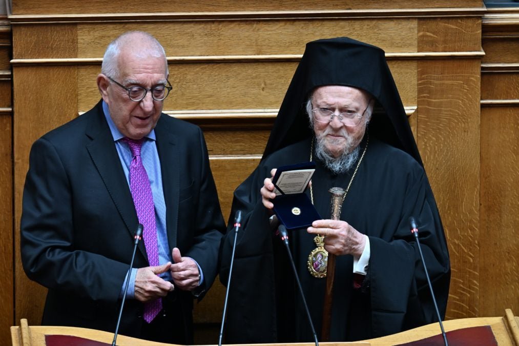 Τιμήθηκε με το Χρυσό Μετάλλιο της Βουλής ο Πατριάρχης Βαρθολομαίος – Κακλαμάνης: «Στιγμή χαράς, τιμής και