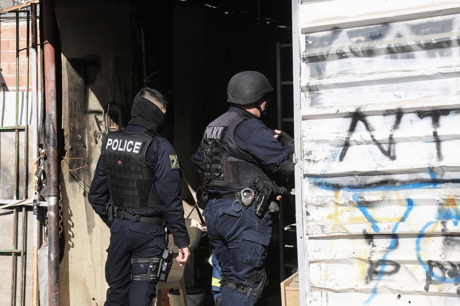 Κολοσσιαία Επιχείρηση της ΕΛ.ΑΣ. στη Δυτική Αττική: Εξαρθρώθηκε Σπείρα Απατεώνων που Έκλεψε 3 Εκατομμύρια Ευρώ Προσποιούμενη Υπαλλήλους του ΔΕΔΔΗΕ