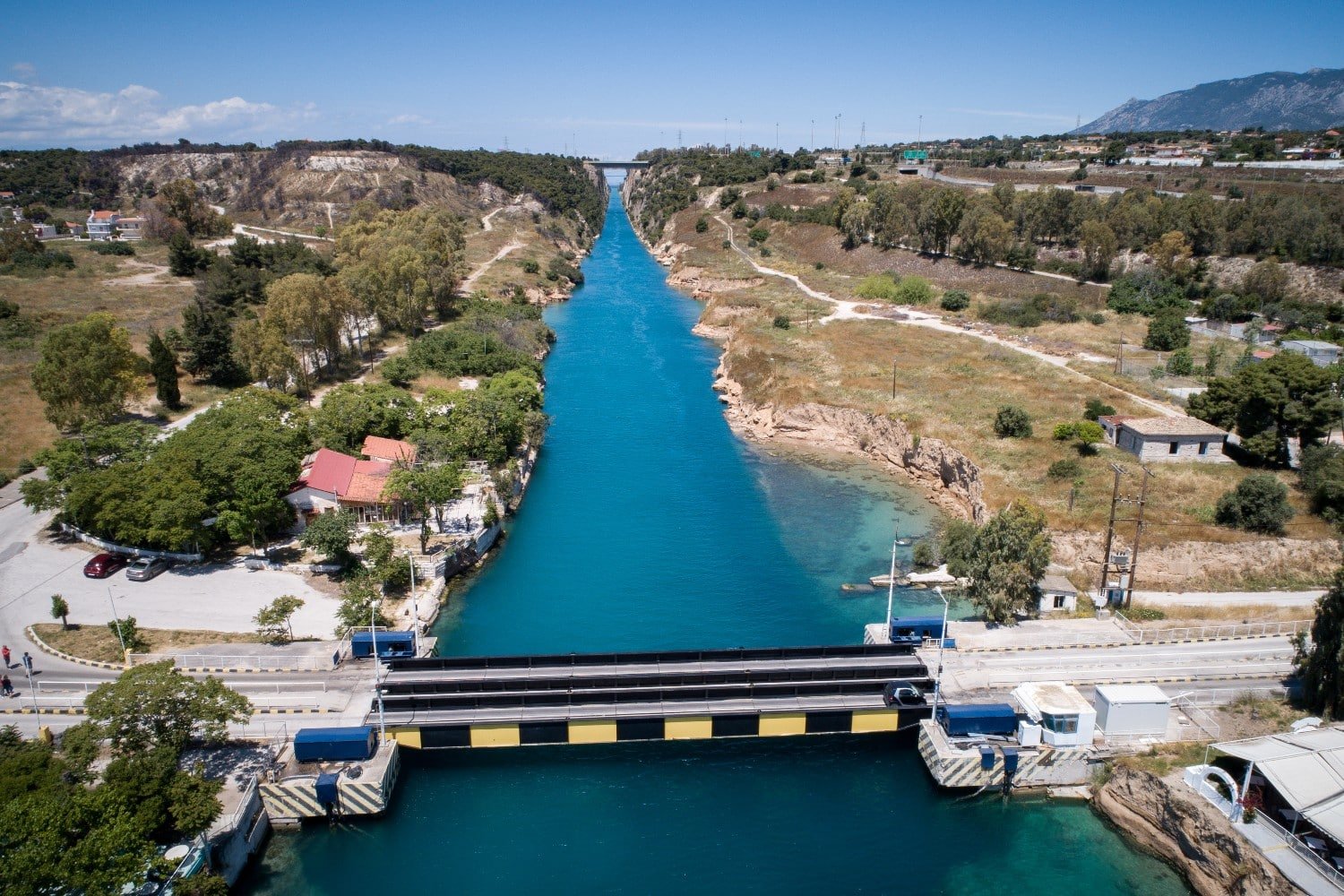 Αγωνιώδεις Στιγμές στη Διώρυγα της Κορίνθου: Σώθηκε 15χρονη που επέπλεε στα νερά