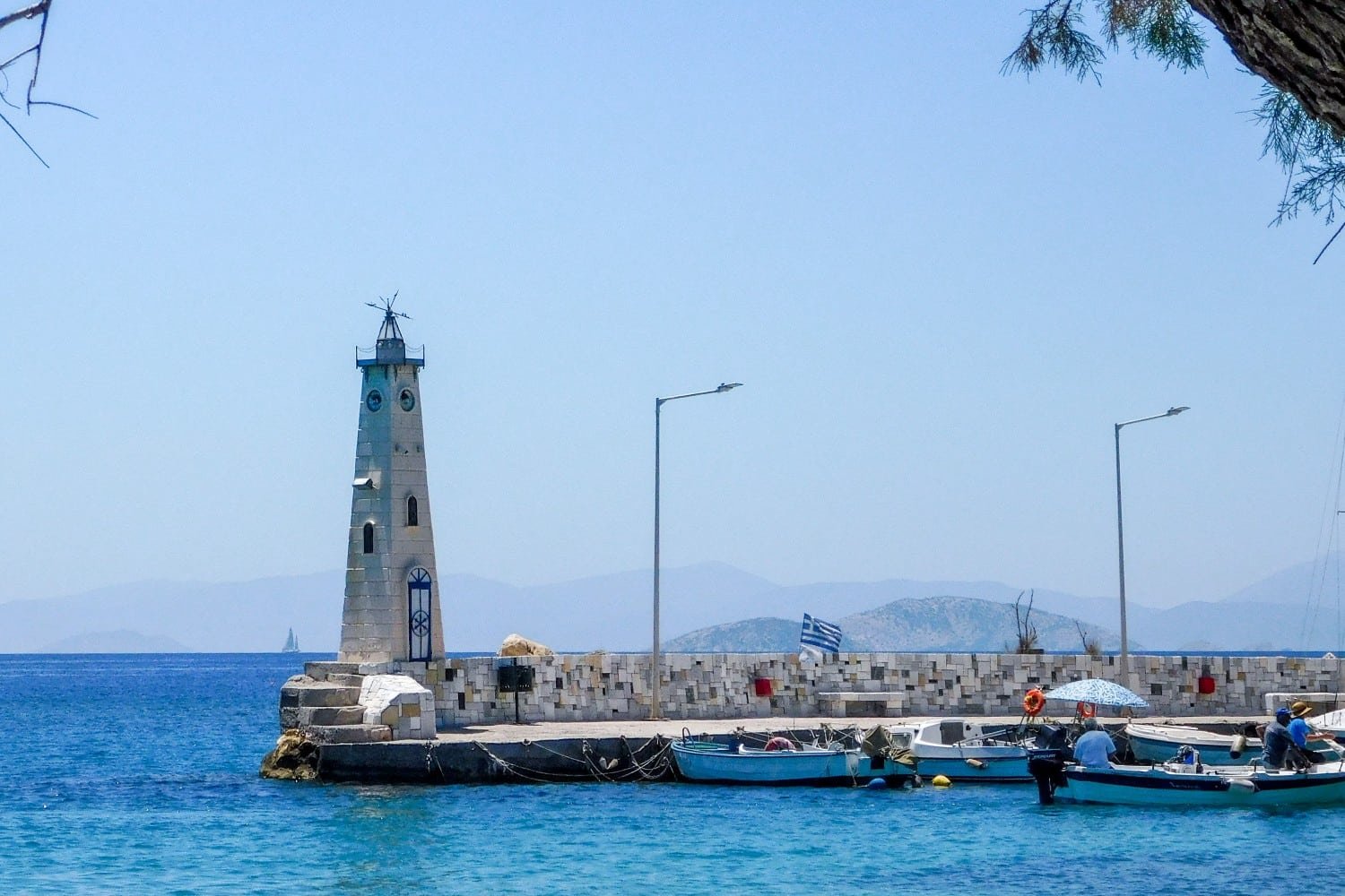Σαλαμίνα: Συγκλονιστικό βίντεο καταγράφει την παράσυρση 12χρονης από περιπολικό – Νοσηλεύεται με σοβαρό κάταγμα