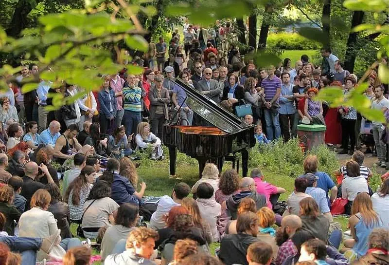 PIANO CITY ATHENS 2026: 10 ημέρες μαγευτικών δωρεάν συναυλιών πιάνου σε απρόσμενες τοποθεσίες της Αθήνας