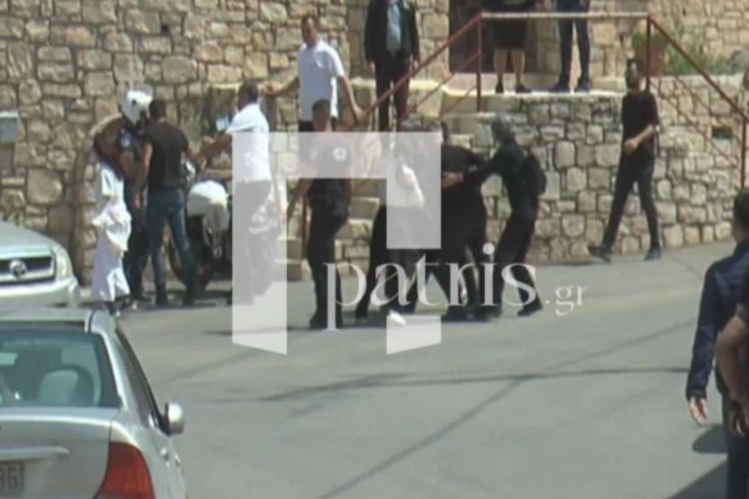 Κρήτη: Στιγμές έντονης αντίδρασης από την αδελφή του 21χρονου θύματος προς τους αστυνομικούς στην κηδεία του – (Βίντεο)