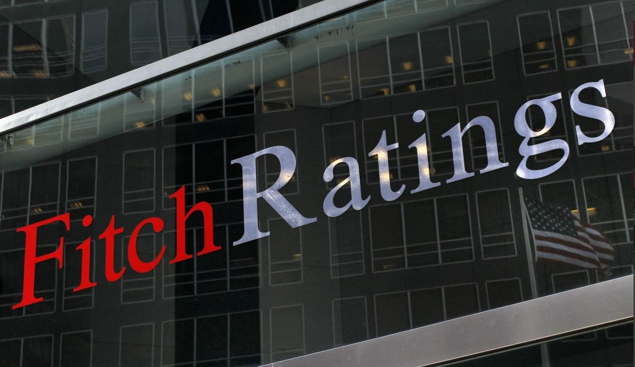 Fitch: Εύσημα στην Ελλάδα για Στοχευμένα Μέτρα Στήριξης Νοικοκυριών και Επιχειρήσεων
