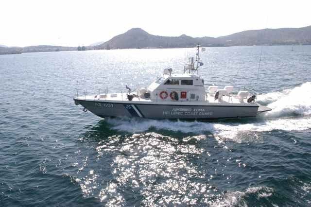 Περιπέτεια θαλαμηγού κοντά στον Πόρο: Σώοι και καλά οι δύο επιβάτες μετά την προσάραξη και την εισροή υδάτων
