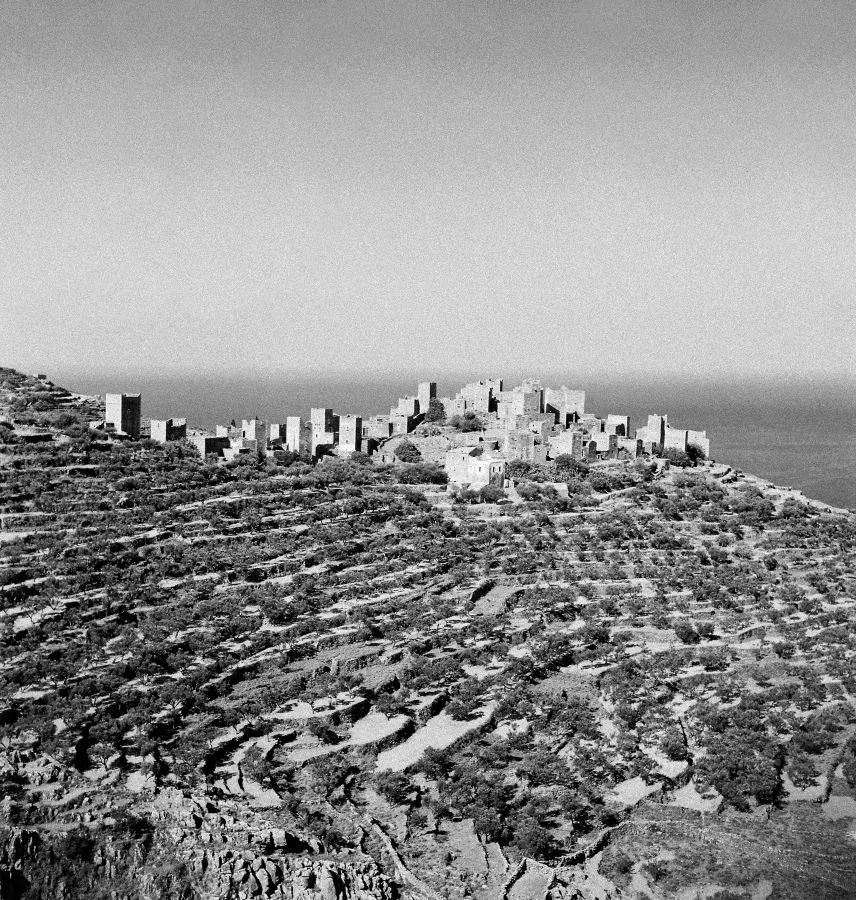 «Το Εξωστρεφές Βλέμμα»: Φωτογραφίζοντας τον Κόσμο με την Joan Leigh Fermor στην Ύδρα