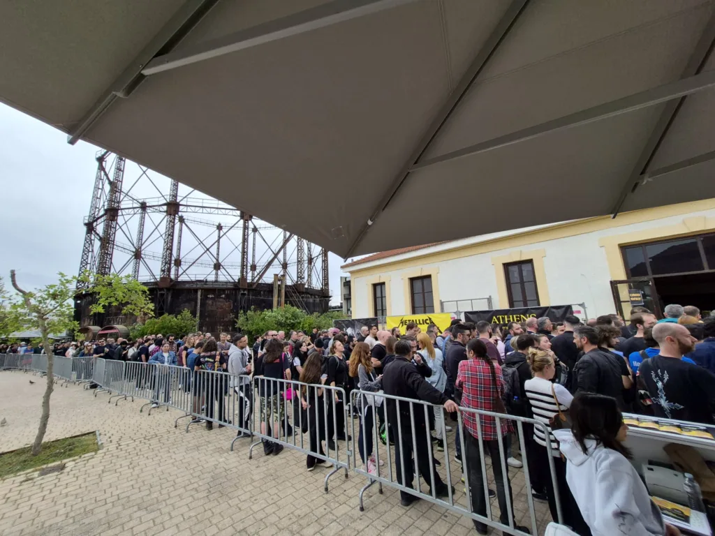 Ορδές Φανατικών στην Τεχνόπολη για το Pop-Up Shop των Metallica: Η Αναμονή Ξεπερνά τις 4 Ώρες!
