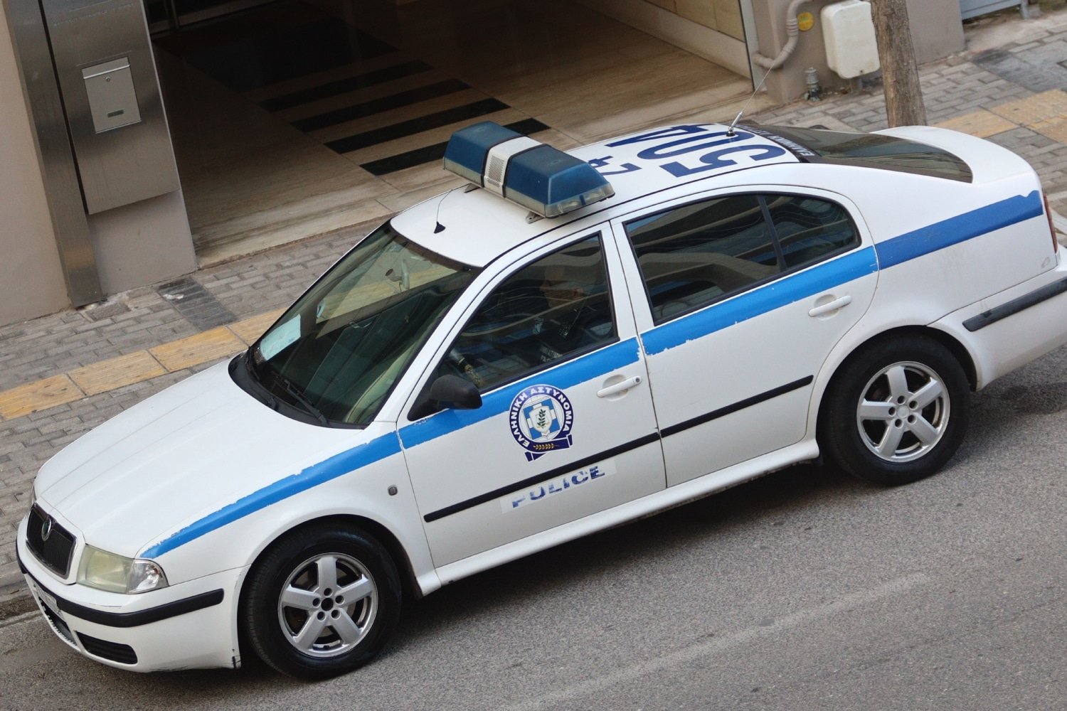 Σύλληψη Απατεώνα στην Αττική: Εξαπατούσε Ηλικιωμένους στη Βοιωτία Παριστάνοντας τον Ασφαλιστή