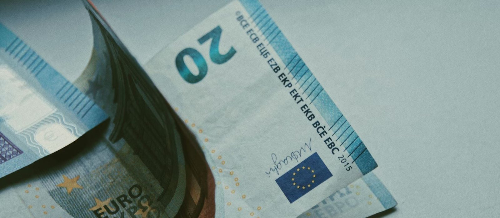Συντάξεις: Πόσα χρήματα «χάνονται» τελικά από τις κρατήσεις και τους φόρους για κύριες και επικουρικές