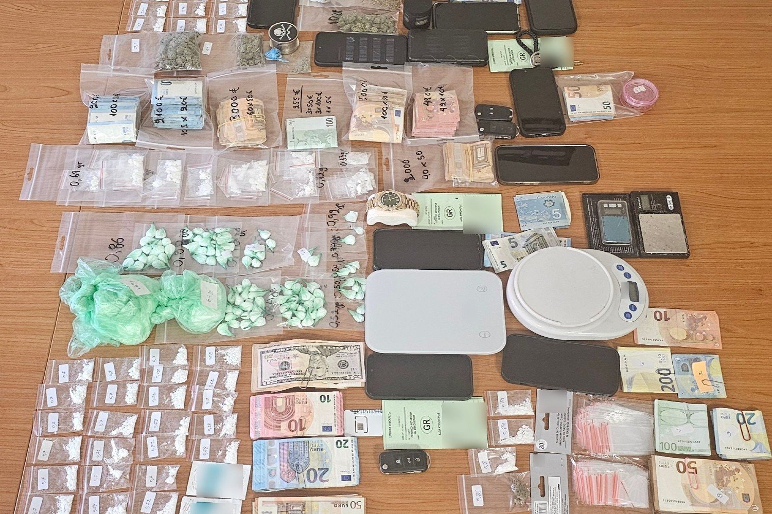 Εξαρθρώθηκε Σημαντικό Δίκτυο Διακίνησης Ναρκωτικών στη Σάμο: 13 Συλλήψεις, Μεγάλες Κατασχέσεις Κοκαΐνης, Κάνναβης και Χρημάτων (Εικόνες)