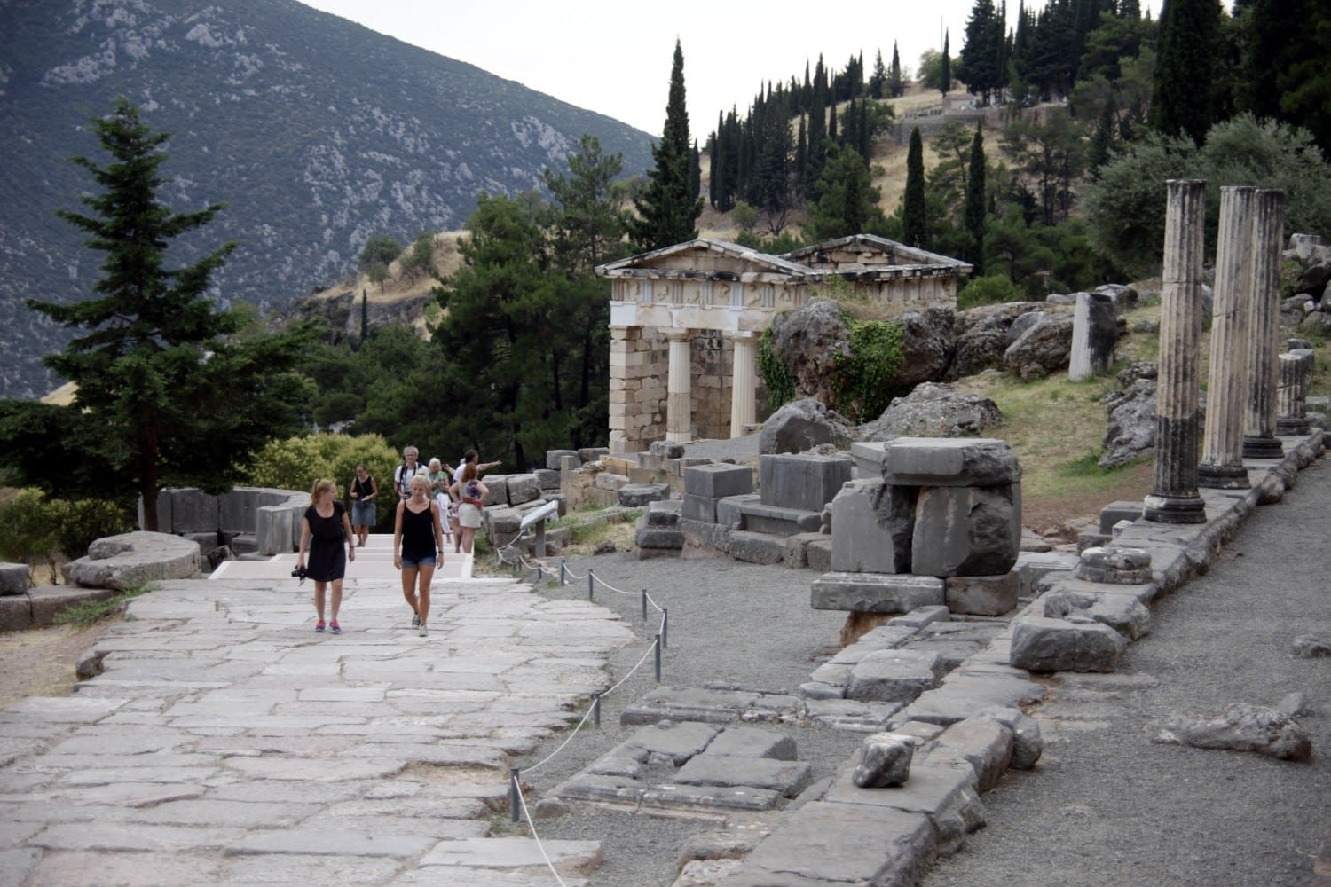 Φωκίδα: Καταδύσεις σε αυτοκίνητα έξω από Δελφούς – Δύο συλλήψεις και λεία πάνω από 20.000 ευρώ