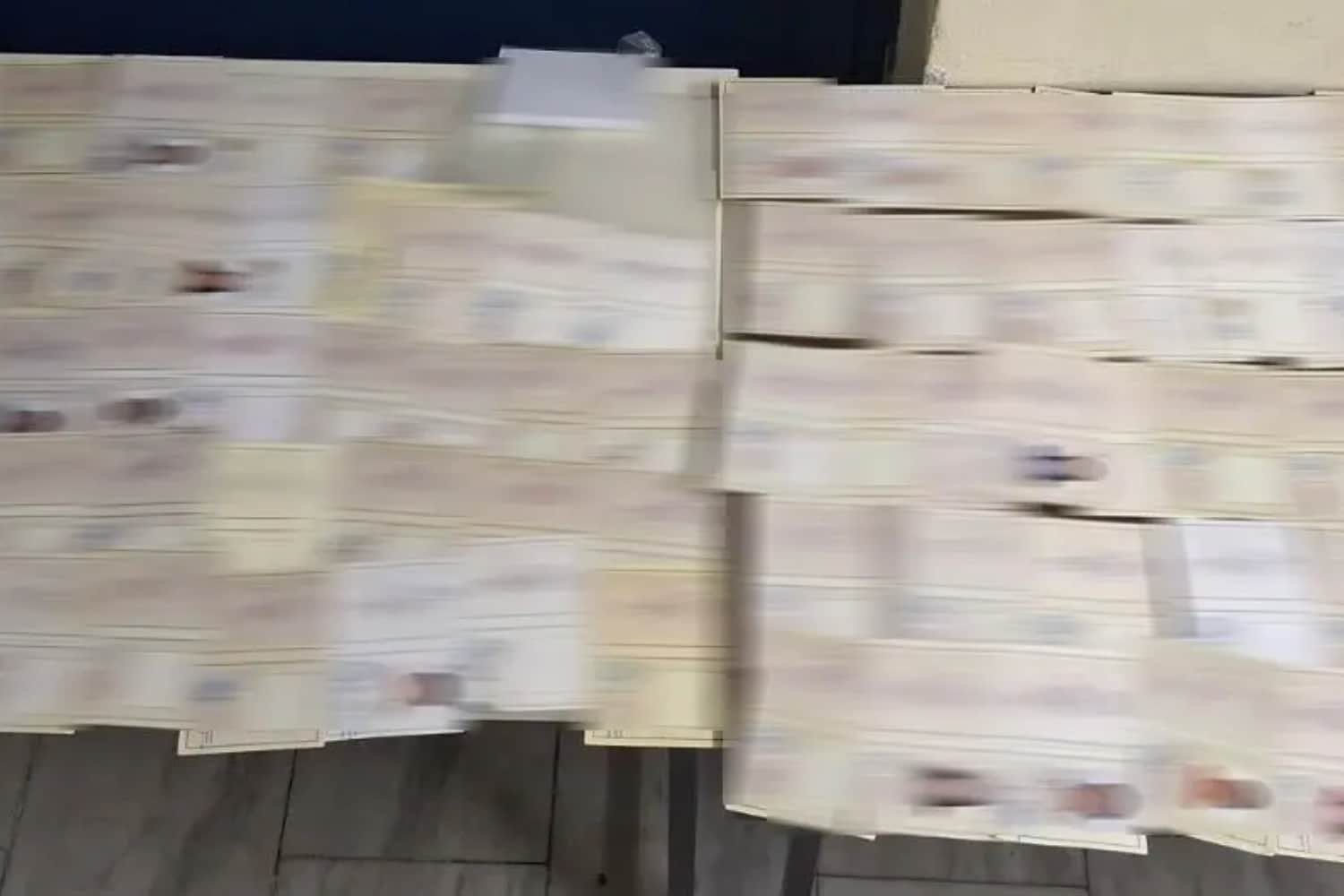 Σύλληψη 25χρονου στον Άγιο Παντελεήμονα για διακίνηση 113 πλαστών ταξιδιωτικών εγγράφων