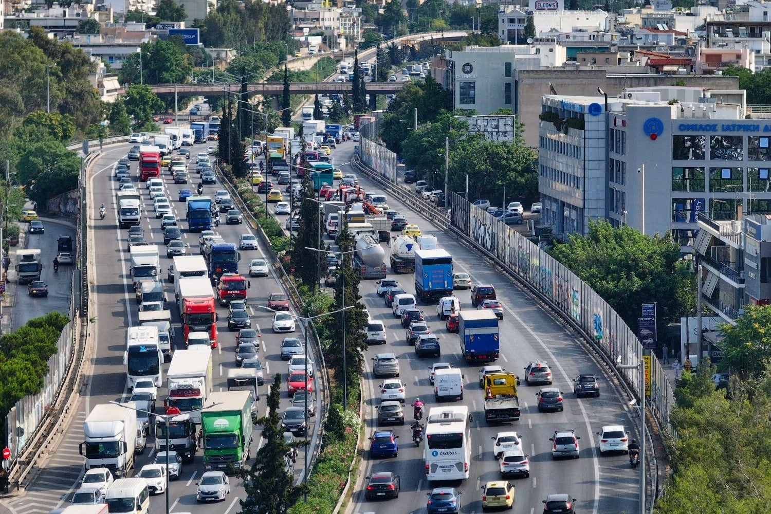 Κίνηση στους Δρόμους της Αττικής: Ουρές Χιλιομέτρων σε Κηφισό και Αττική Οδό – Ενημέρωση και Χάρτης