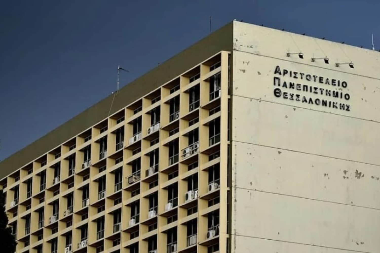 Αντιεξουσιαστική εφόδος με ρόπαλα σε σχολές του ΑΠΘ: Επίθεση σε φοιτητές και ρίψη καπνογόνων