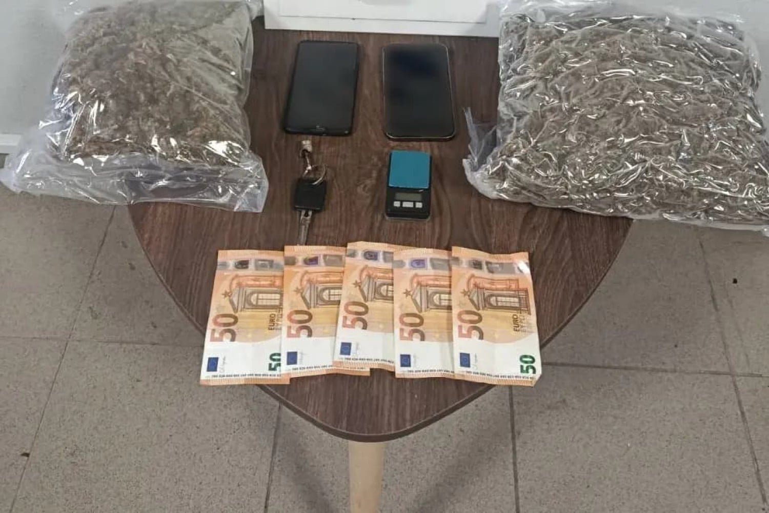 Σύλληψη δύο ατόμων στην Πέλλα για διακίνηση ναρκωτικών: Κατασχέθηκαν πάνω από 2,5 κιλά κάνναβης