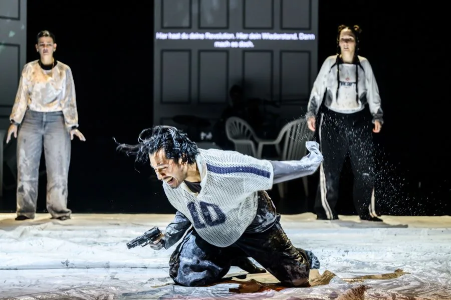 Το Theaterhaus Jena Ζωντανεύει το “Μίσος” στο Θέατρο Τέχνης Καρόλου Κουν: Μια Διεθνής Θεατρική Συνάντηση