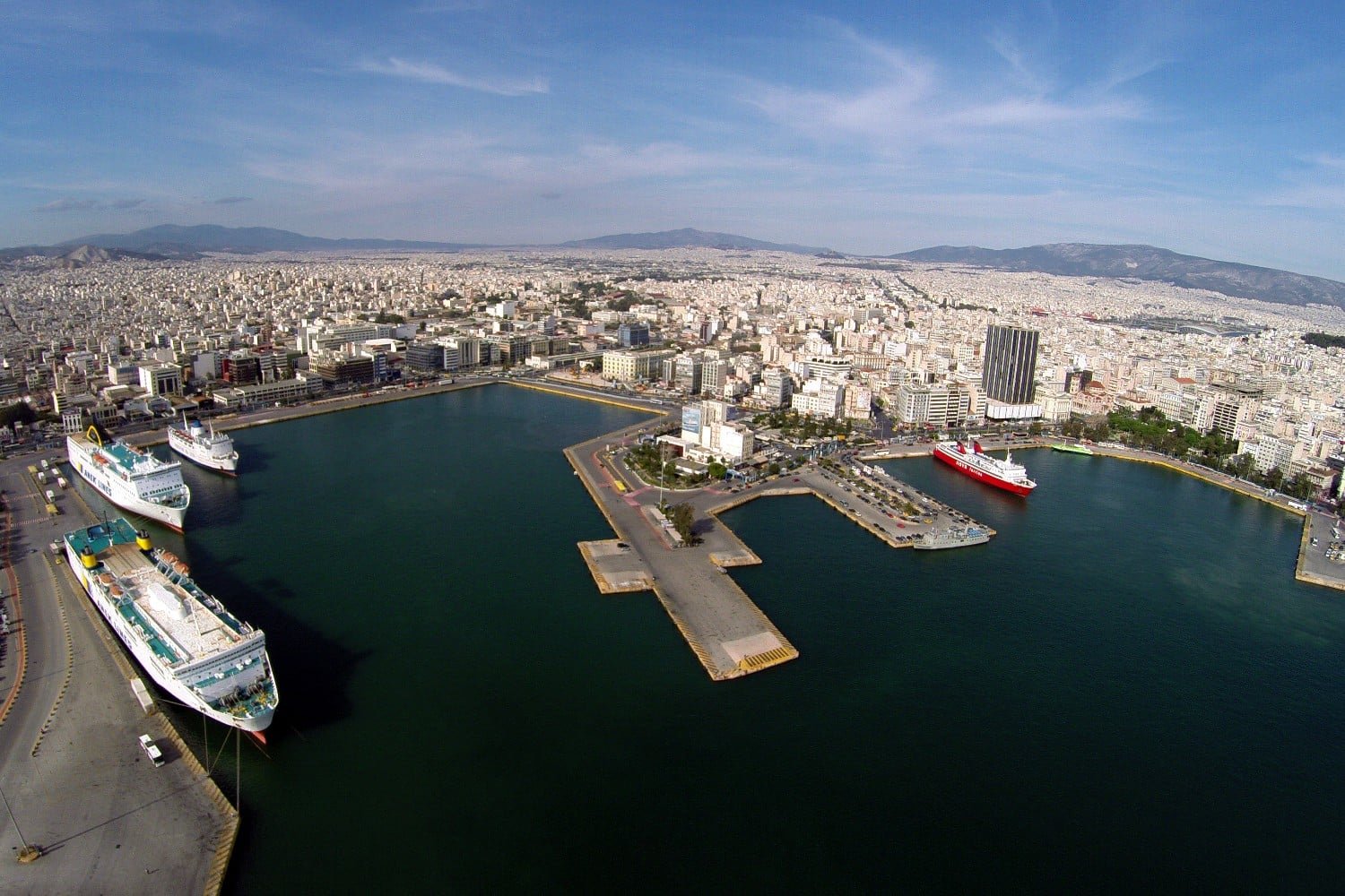 Αίσιο τέλος σε κινηματογραφική καταδίωξη στον Πειραιά: Κλεμμένο όχημα, επικίνδυνη οδήγηση και τελικά η σύλληψη ενός 23χρονου