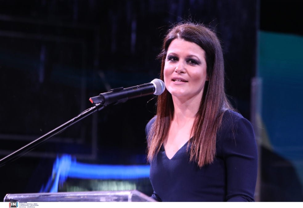 Ιωάννα Γκελεστάθη: Αποχαιρετά τη Νέα Δημοκρατία με έντονη αιχμηρότητα – «Αξιοπρέπεια, τιμή και υπόληψη» στο επίκεντρο