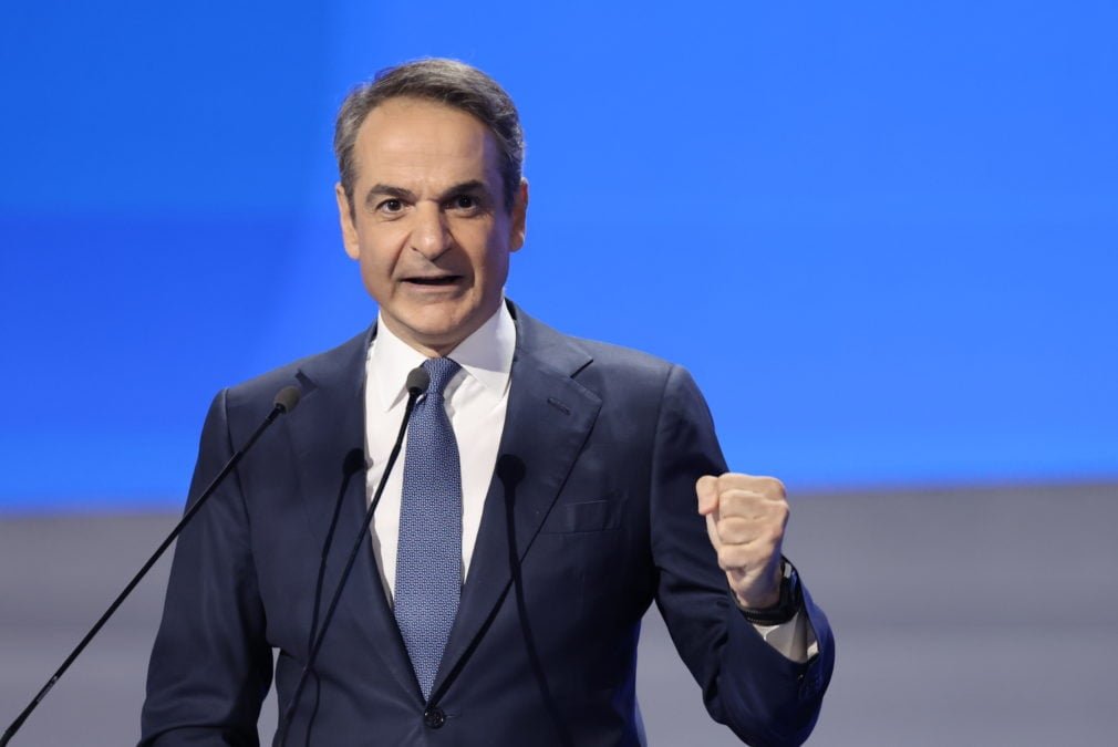 Ο Κυριάκος Μητσοτάκης καλεί σε συστράτευση τους απομακρυσμένους ψηφοφόρους της Νέας Δημοκρατίας, στέλνοντας παράλληλα μηνύματα σε Σαμαρά και «αμφισβητίες»