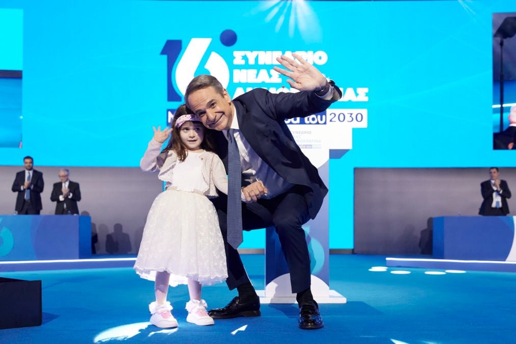 Την παράσταση έκλεψε η μικρή Ειρήνη στο Συνέδριο της Νέας Δημοκρατίας – Η καταγωγή της από την Κω και η σχέση της με τον Γιάννη Παππά