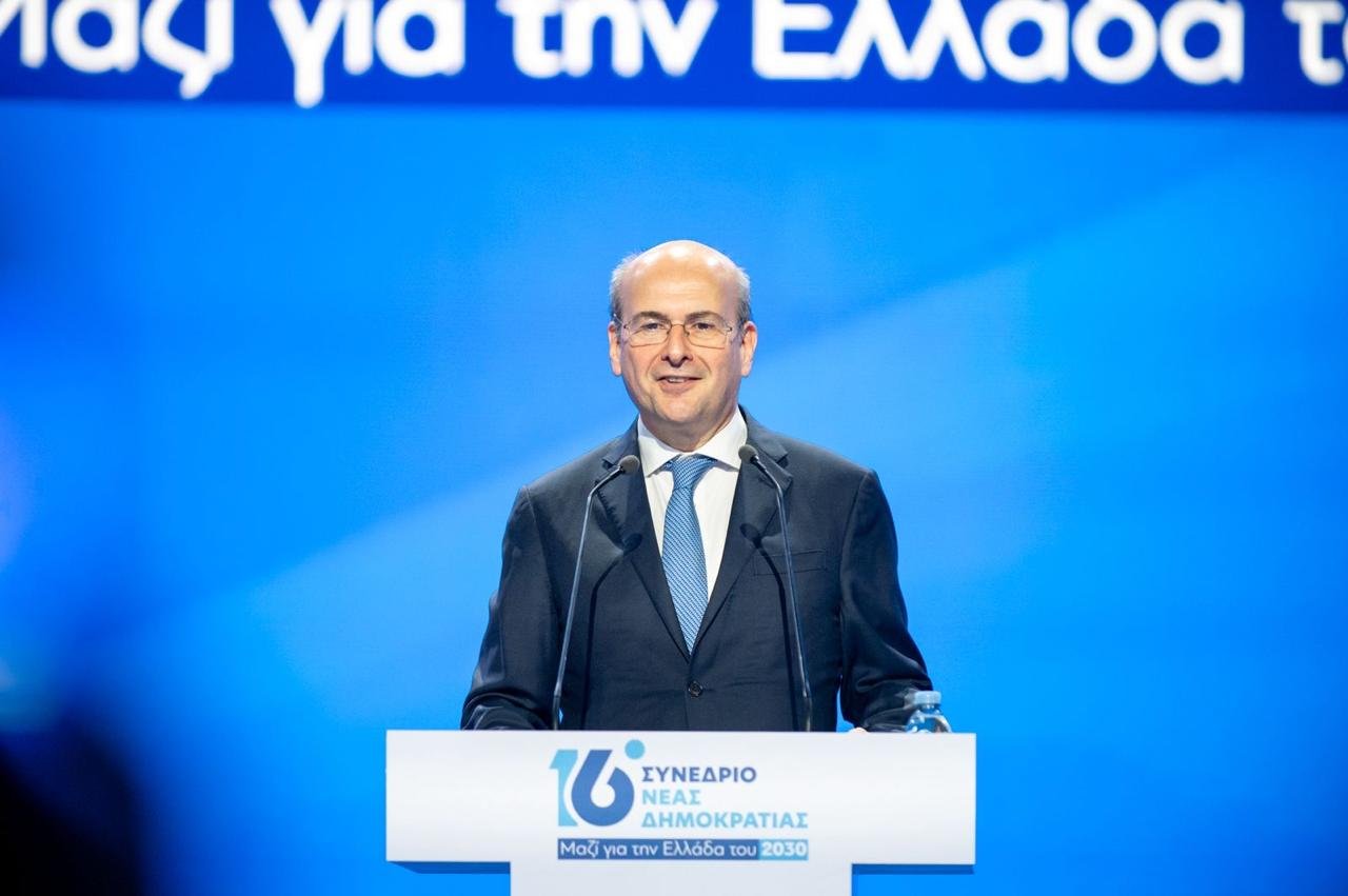 Συνέδριο ΝΔ: Ο Χατζηδάκης τονίζει “Εθνική Μάχη” και “Ρεαλιστική Ελπίδα” για την Ελλάδα του 2030