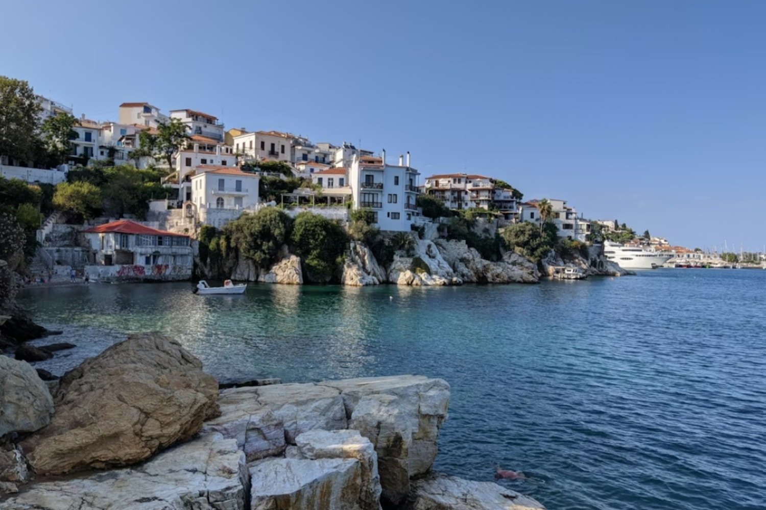 Σκιάθος: Προφυλακίστηκαν πατέρας και γιος για τη μεγάλη διακίνηση κάνναβης που αποτράπηκε το καλοκαίρι