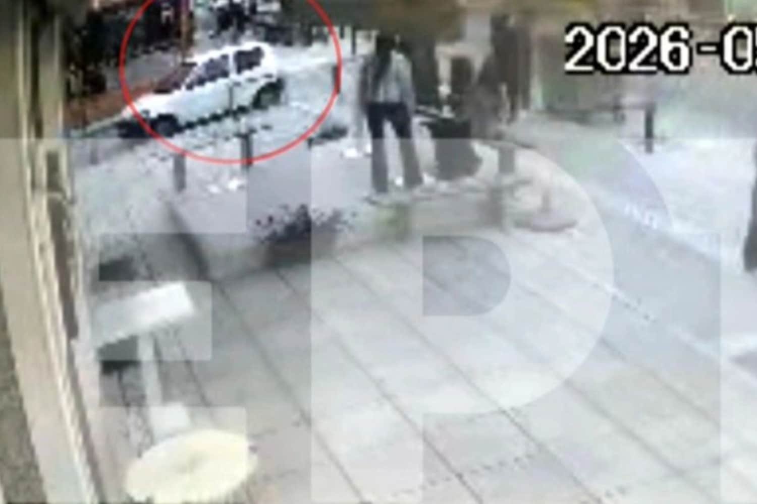 Σοκαριστικό Βίντεο Στη Θεσσαλονίκη: Ομάδα Έξι Νεαρών Κυνηγά και Ξυλοκοπεί 22χρονο Με Νεροπίστολα – Τεκμήρια από την Επίθεση