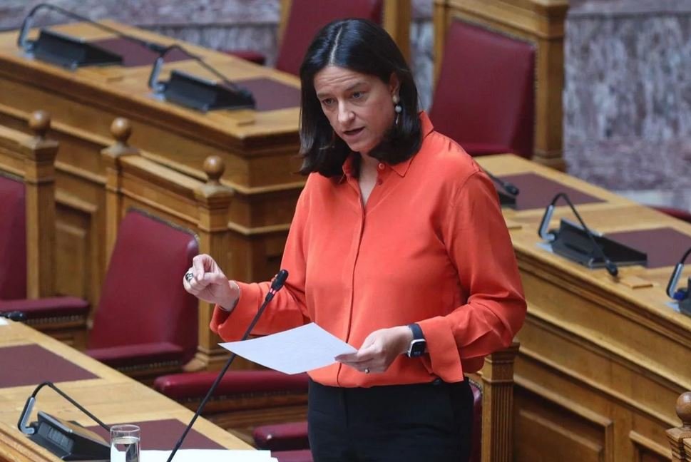 Νομοσχέδιο για την Ισότητα Αμοιβών: Πότε θα παρουσιαστεί – Τι ανακοίνωσε η Κεραμέως για τα Βαρέα και Ανθυγιεινά