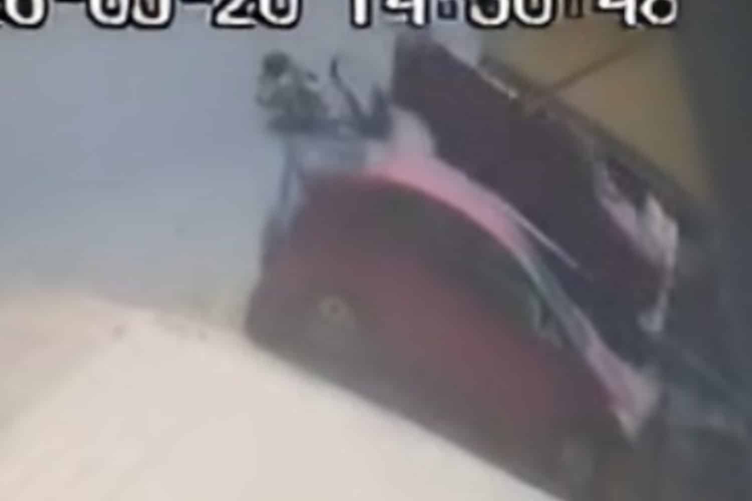 Συγκλονιστικό Βίντεο από την Κρήτη: Αγροτικό πέρασε πάνω από το κεφάλι μοτοσικλετιστή – Το κράνος η ασπίδα του!