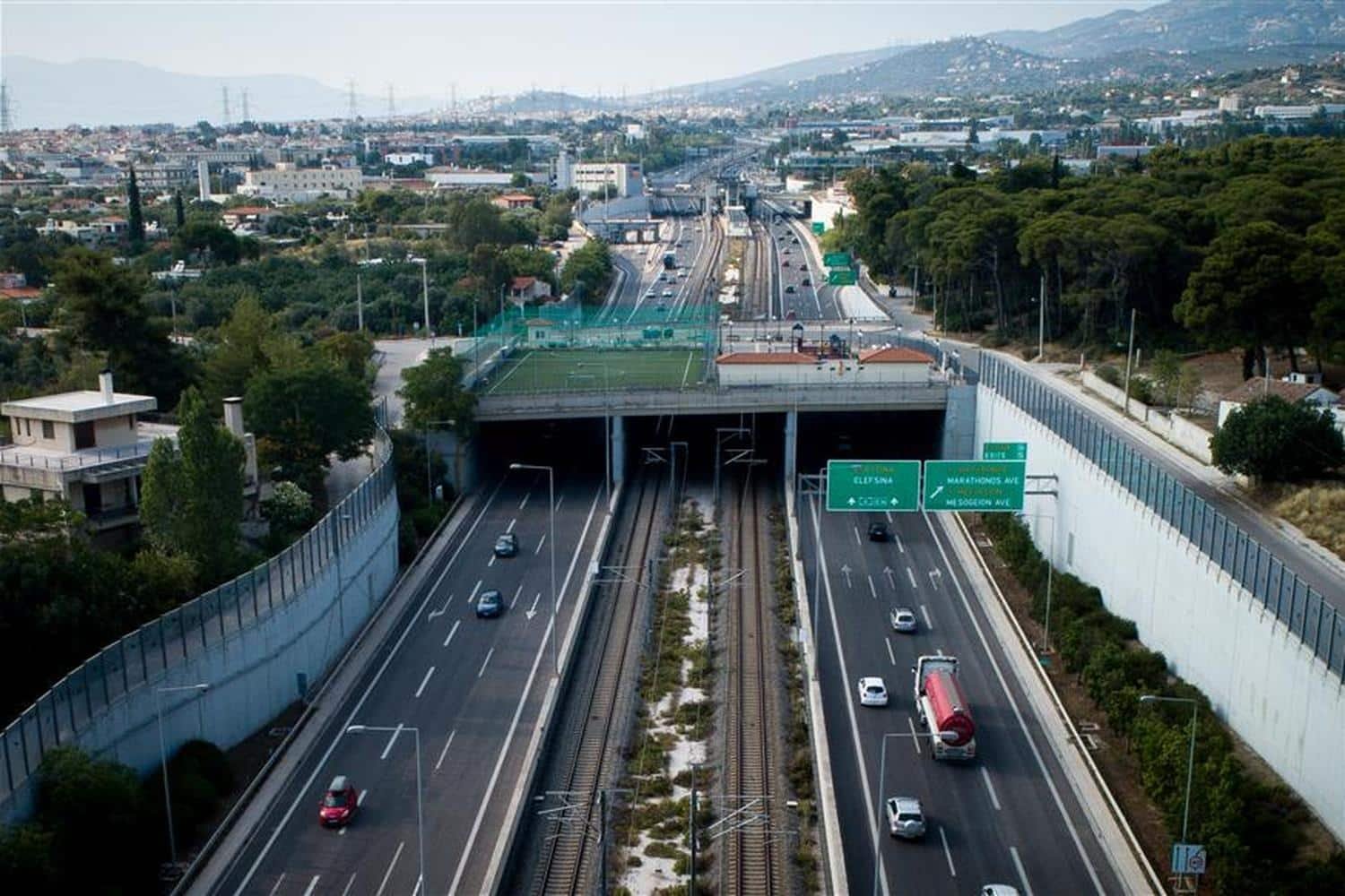 ΕΛ.ΑΣ.: Λεπτομέρειες για το τραγικό τροχαίο στην Αττική Οδό – Η μοτοσικλέτα προσέκρουσε στο περιπολικό και μετά στο φορτηγό