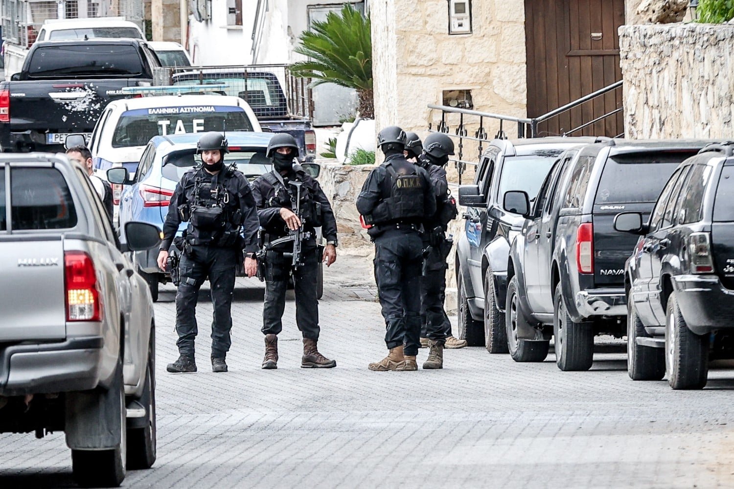 Ένταση στα Ζωνιανά Κρήτης: Προπηλακισμοί και πετροπόλεμος κατά αστυνομικών – 18 συλλήψεις σε μεγάλη επιχείρηση της ΕΛ.ΑΣ.