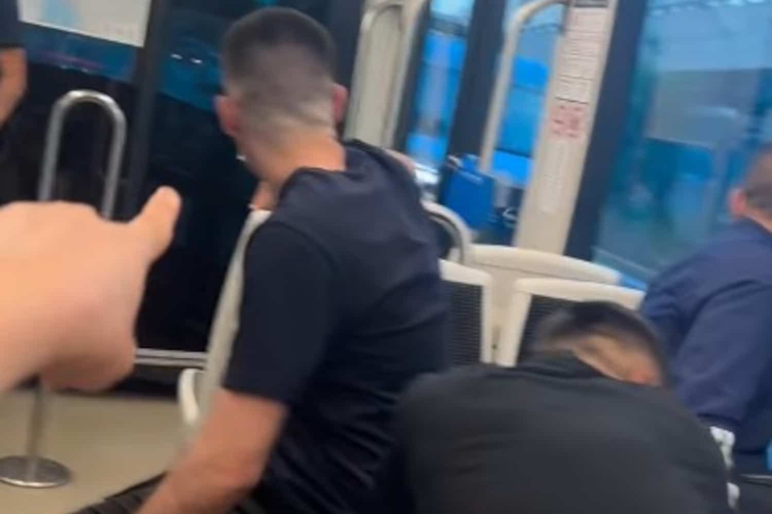 Πειραιάς: Κινέζα έπεσε θύμα ρατσιστικής επίθεσης από εφήβους μέσα σε Τραμ – «Μου χτύπησαν το κεφάλι σε κολόνα» (βίντεο) – Lawandorder.gr