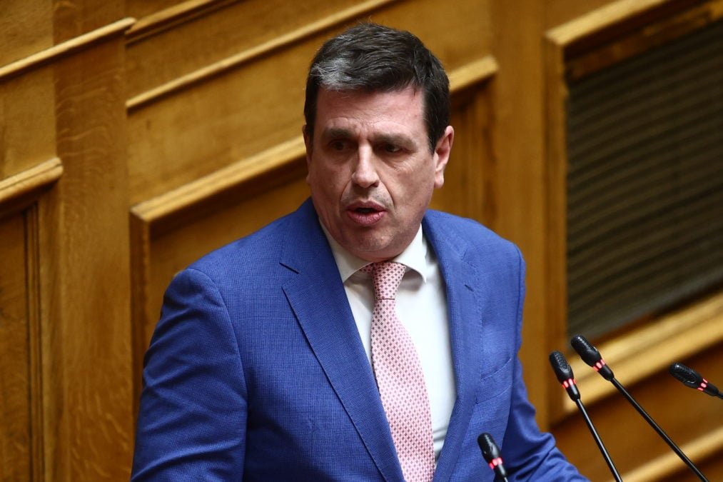 Ένταση στη Βουλή: Ο Καιρίδης απαντά στην Κωνσταντοπούλου για το κόμμα Καρυστιανού – «Ο λαός θα επιλέξει το αυθεντικό, όχι την ιμιτασιόν»