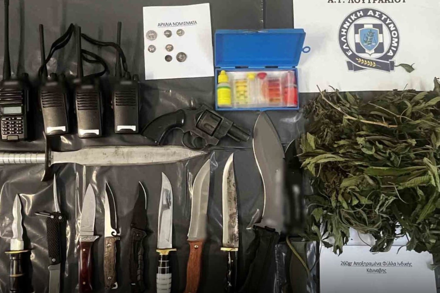 Λουτράκι: 65χρονος συνελήφθη για ναρκωτικά, όπλα και αρχαιοκαπηλία – Κατασχέθηκαν κάνναβη, περίστροφο και ανιχνευτές μετάλλων