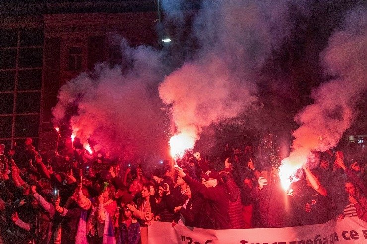 Μαζική Φοιτητική Διαδήλωση στο Βελιγράδι για Πρόωρες Εκλογές: Επεισόδια μπροστά από την Προεδρική Κατοικία