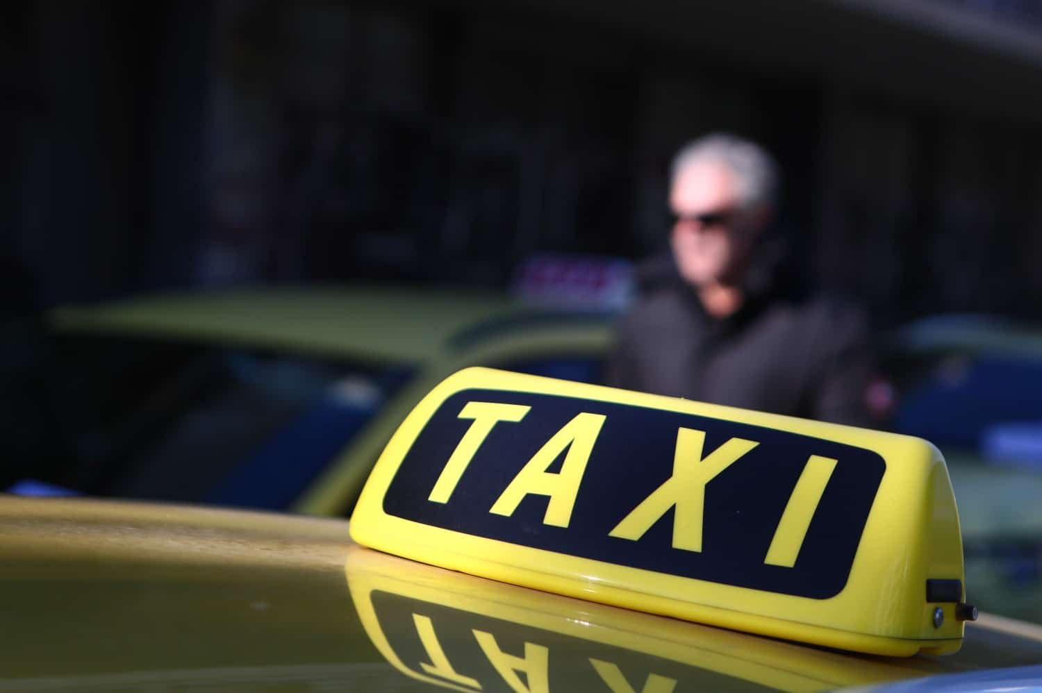 Τρόμος για οδηγό ταξί στο Μενίδι: Τρία άτομα παρίσταναν τους πελάτες και τον λήστεψαν με την απειλή όπλου – Lawandorder.gr