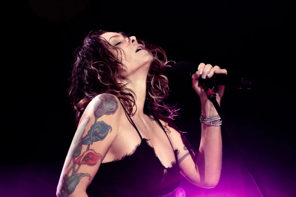 Η εκρηκτική Beth Hart φωτίζει τη σκηνή του Δημοτικού Θεάτρου Λυκαβηττού με ένα μοναδικό show