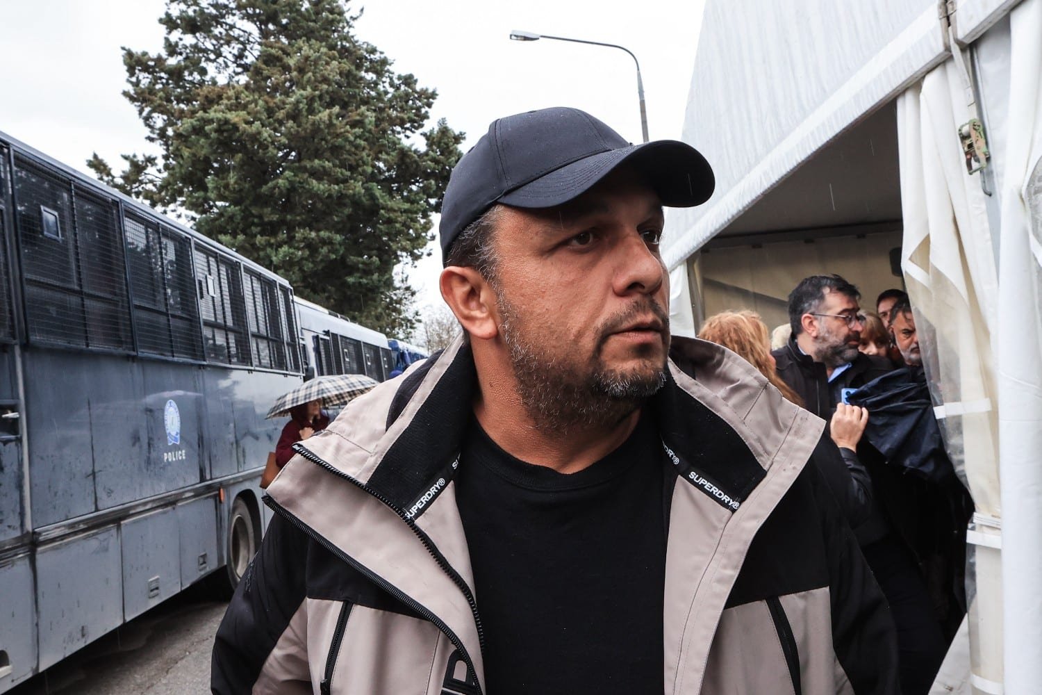 Τέμπη: Συγγενείς θυμάτων δηλώνουν παράσταση υποστήριξης της κατηγορίας κατά του πρώην Υπουργού Κώστα Καραμανλή, εστιάζοντας στην ανάγκη πλήρους διερεύνησης
