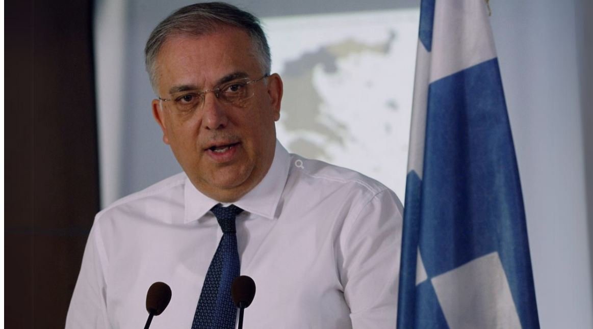 Ο Υπουργός Ανάπτυξης, Τάκης Θεοδωρικάκος, ζητά από τα σούπερ μάρκετ μείωση τιμών σε βασικά προϊόντα, τονίζοντας την ανάγκη για στήριξη των καταναλωτών.