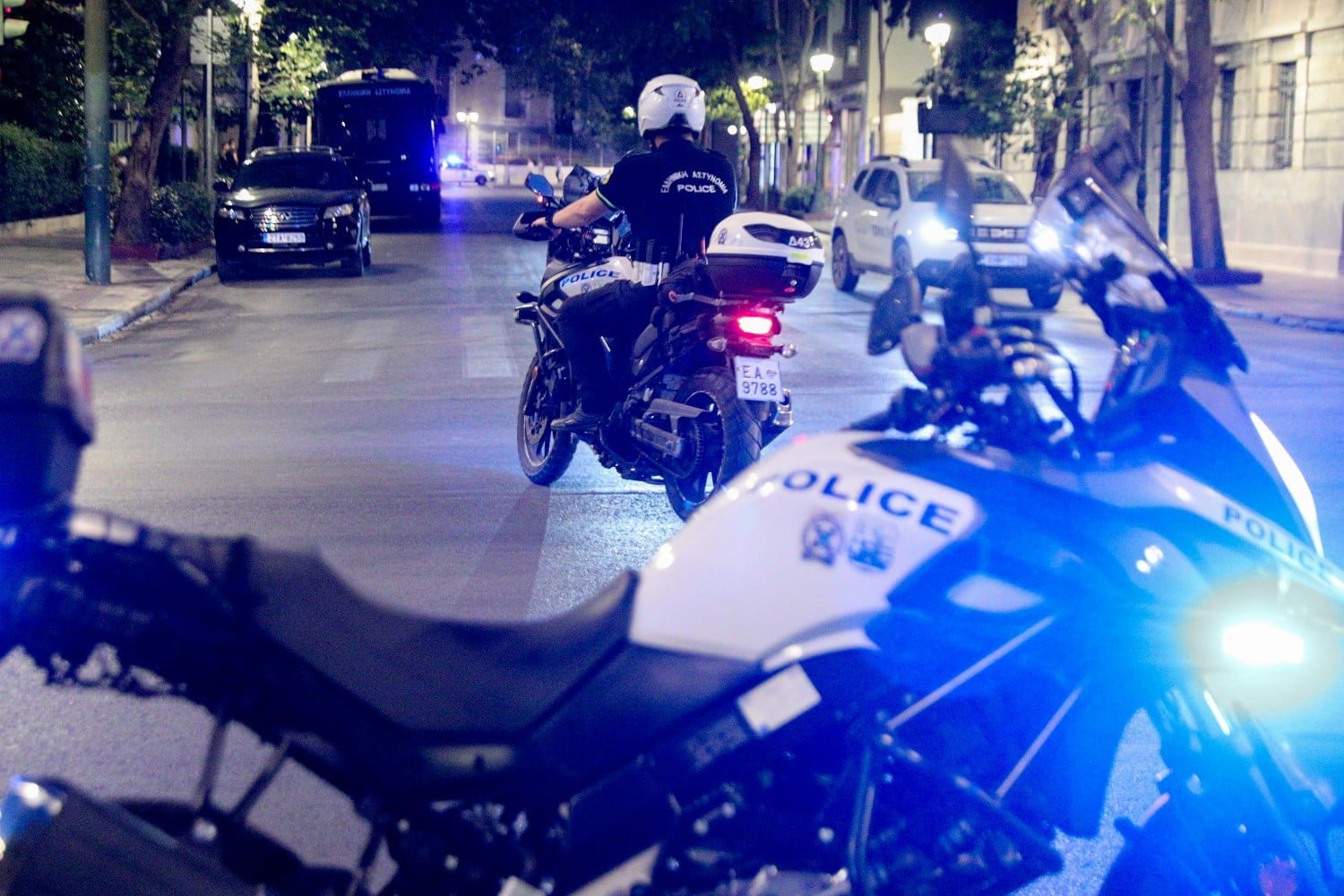 Επικίνδυνη Οδήγηση στη Λεωφόρο Αθηνών: Όχημα Εμβόλισε Αστυνομικούς της ΔΙΑΣ και Εξαφανίστηκε