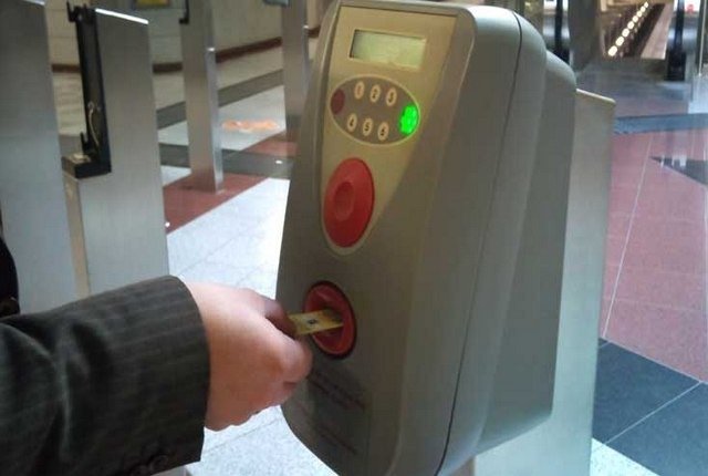 Από σήμερα Τσουχτερά τα Πρόστιμα στα Μέσα Μαζικής Μεταφοράς: Νέες Χρεώσεις για Έλλειψη Εισιτηρίου