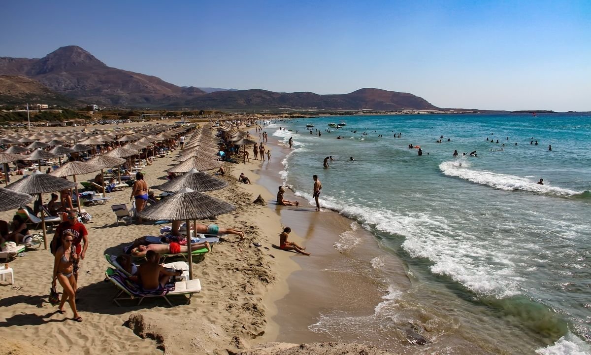 Αττική: Υψηλές οι τιμές σε ομπρέλες και ξαπλώστρες στις παραλίες, οι καταναλωτές αναζητούν ελεύθερες επιλογές