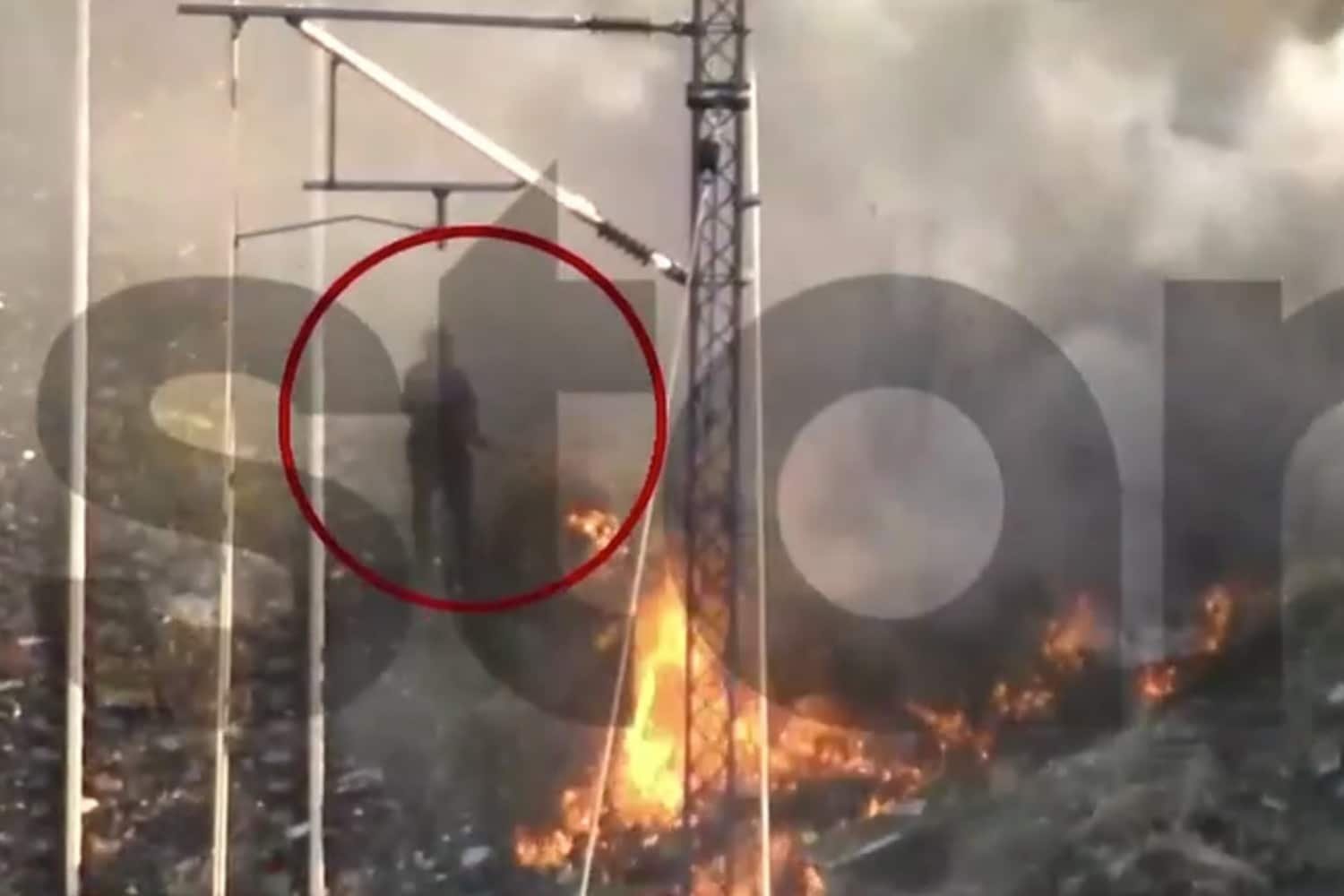 Φωτιές δίπλα στις σιδηροδρομικές γραμμές: Ρομά βάζουν φωτιά για να αφαιρέσουν χαλκό από καλώδια – Επικίνδυνες συνέπειες και σοβαρές καθυστερήσεις στα δρομολόγια