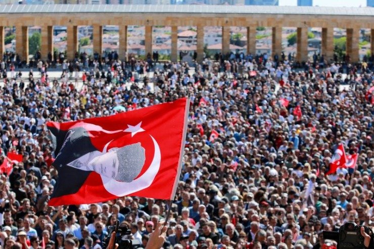 Στην Άγκυρα, χιλιάδες υποστηρικτές του Οζγκιούρ Οζέλ διαδήλωσαν, στέλνοντας μήνυμα πολιτικής ισχύος